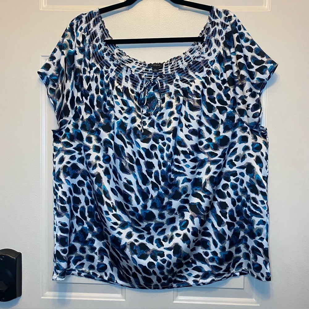 Ann Taylor Black/White Leopard Print Relaxed Smocked Blouse Sz XL Scoop Neck